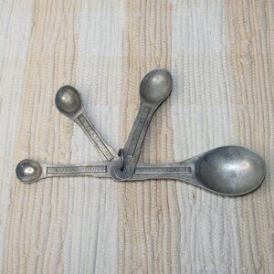 VTG UNMARKED ALUMINUM 4 pc NESTING MEASURING SPOON SET 1TBSP 1tsp 1/4 tsp 1/2tsp